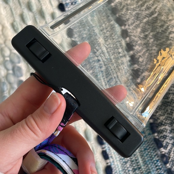 Vera Bradley NWT Waterproof Phone Case + Lanyard - Picture 4 of 5